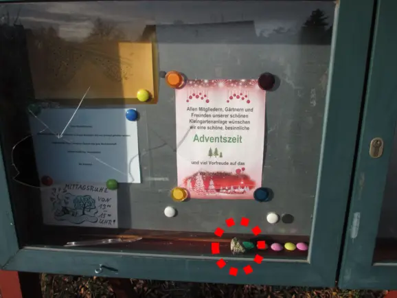 Zerstörungswut gelangweilter Zeitgenossen - Steinwurf auf unseren Schaukasten